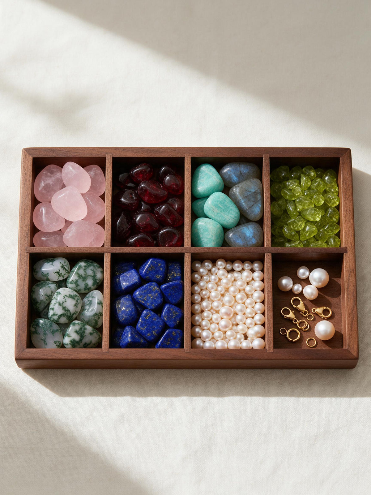 Holztablett mit Rosenquarz, Granat, Amazonit, Labradorit, Peridot, Moosachat, Lapislazuli, Süßwasserperlen und goldenen Verschlüssen