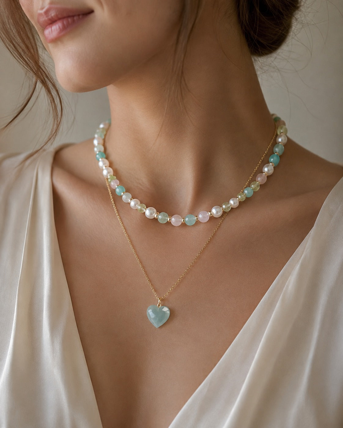 Conjunto Pastel: colar de contas pastel sobreposto a uma corrente fina e a um pendente coração